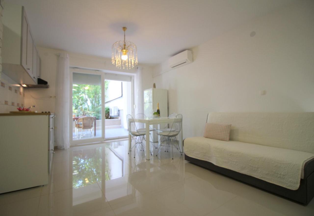 Modern Apartment Zen With Private Garden Porec Esterno foto