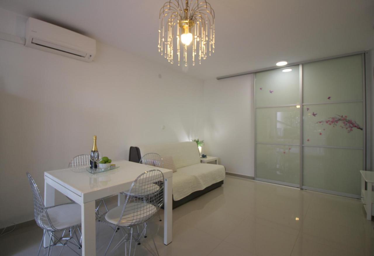 Modern Apartment Zen With Private Garden Porec Esterno foto