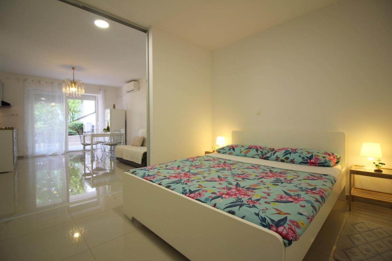 Modern Apartment Zen With Private Garden Porec Esterno foto