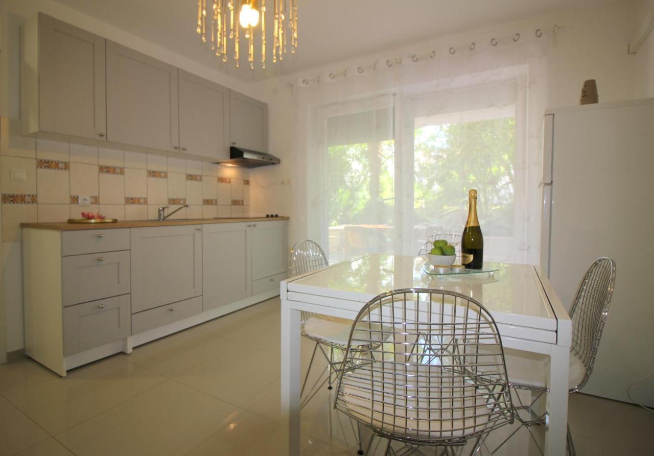 Modern Apartment Zen With Private Garden Porec Esterno foto