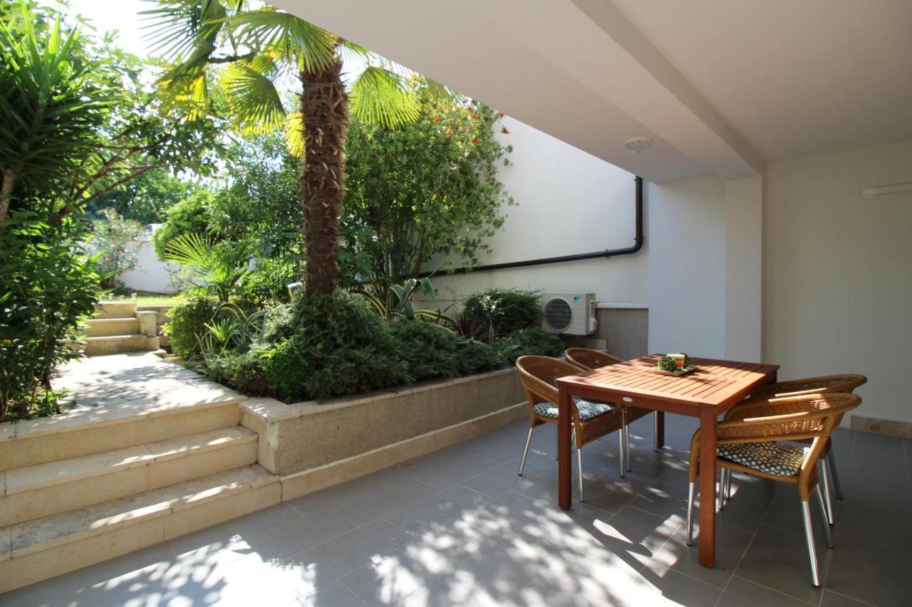 Modern Apartment Zen With Private Garden Porec Esterno foto