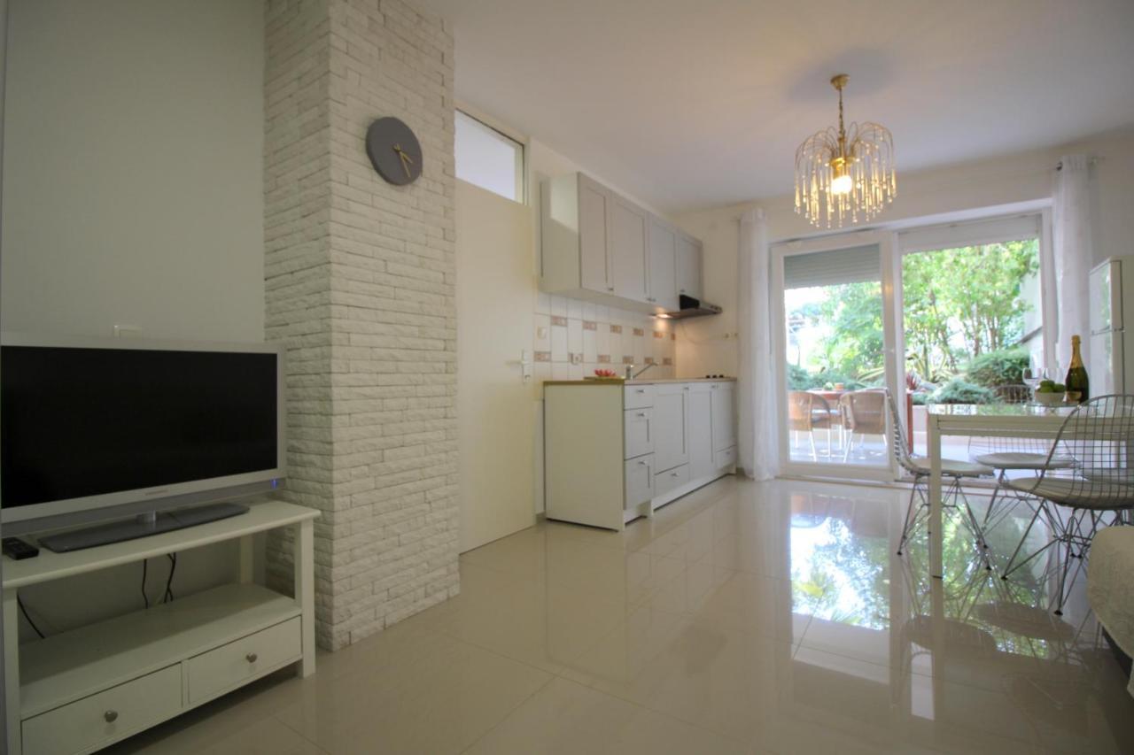 Modern Apartment Zen With Private Garden Porec Esterno foto