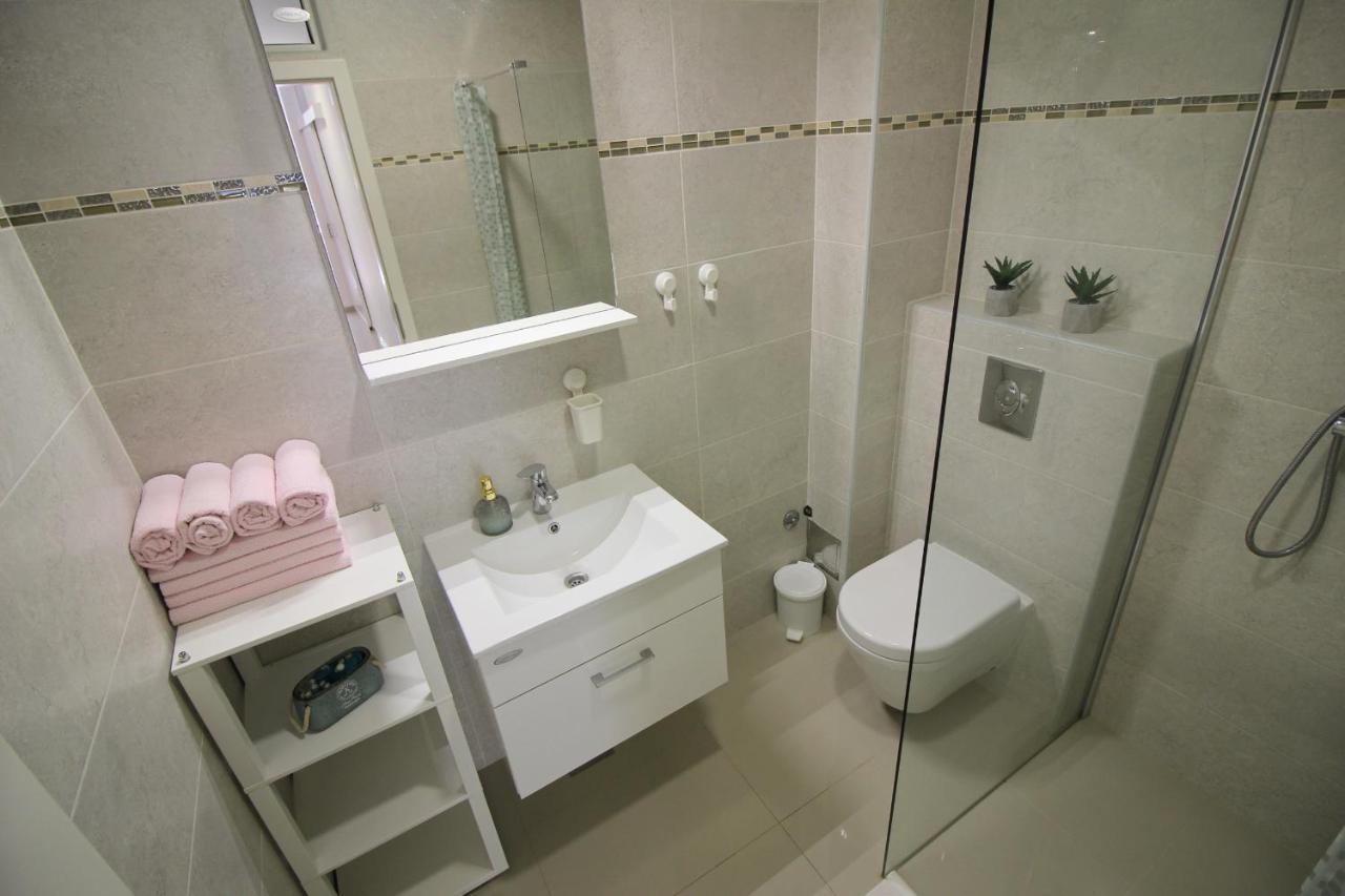 Modern Apartment Zen With Private Garden Porec Esterno foto
