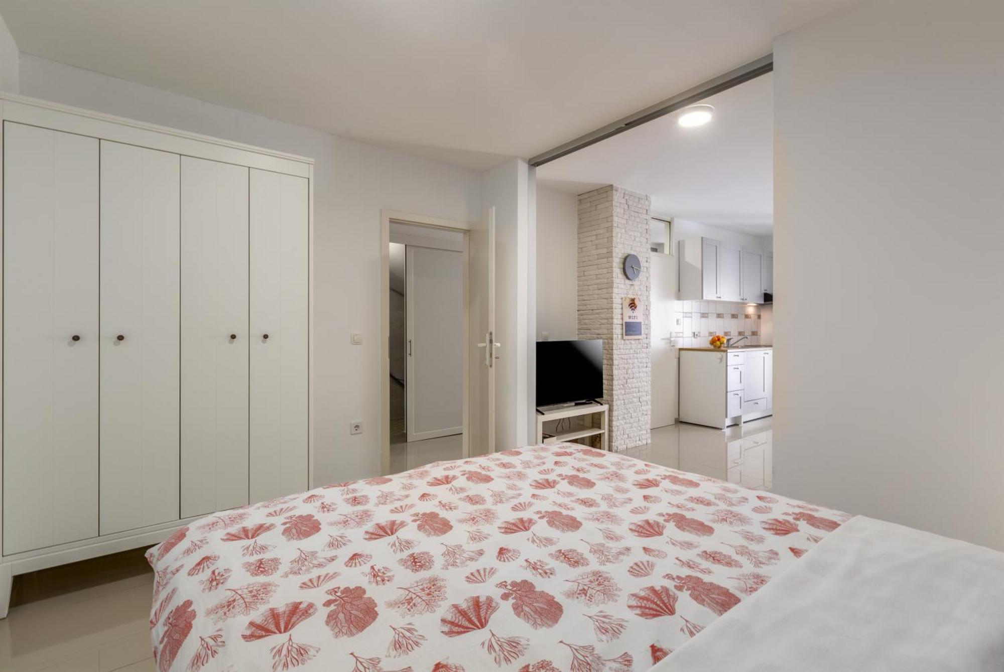 Modern Apartment Zen With Private Garden Porec Esterno foto