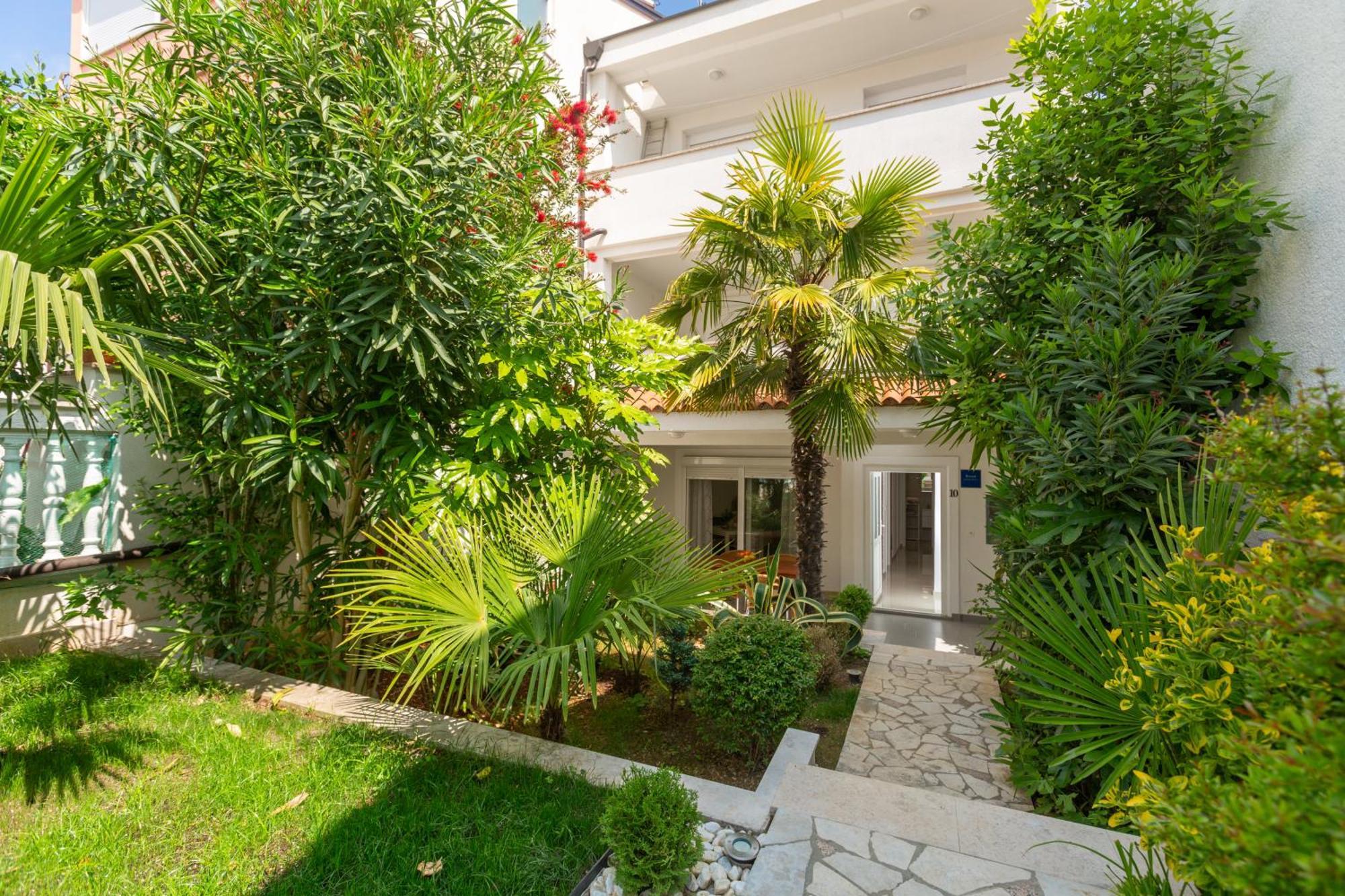 Modern Apartment Zen With Private Garden Porec Esterno foto