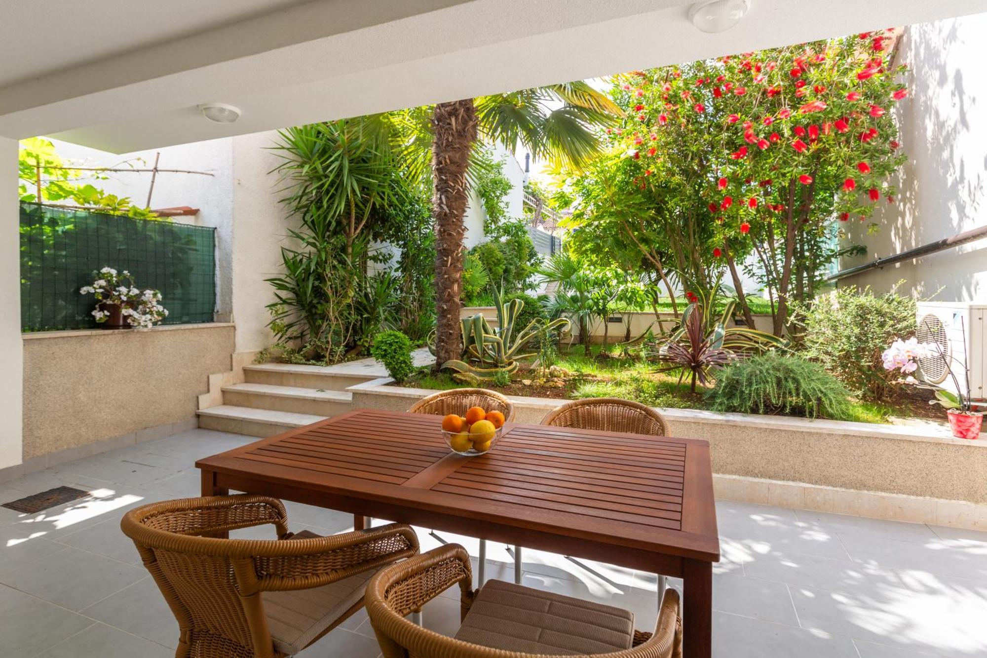 Modern Apartment Zen With Private Garden Porec Esterno foto