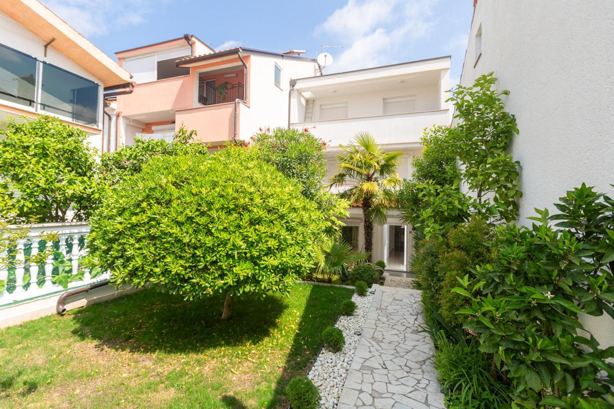 Modern Apartment Zen With Private Garden Porec Esterno foto