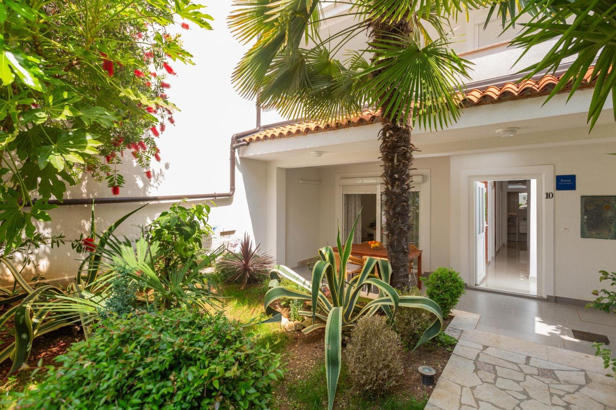 Modern Apartment Zen With Private Garden Porec Esterno foto