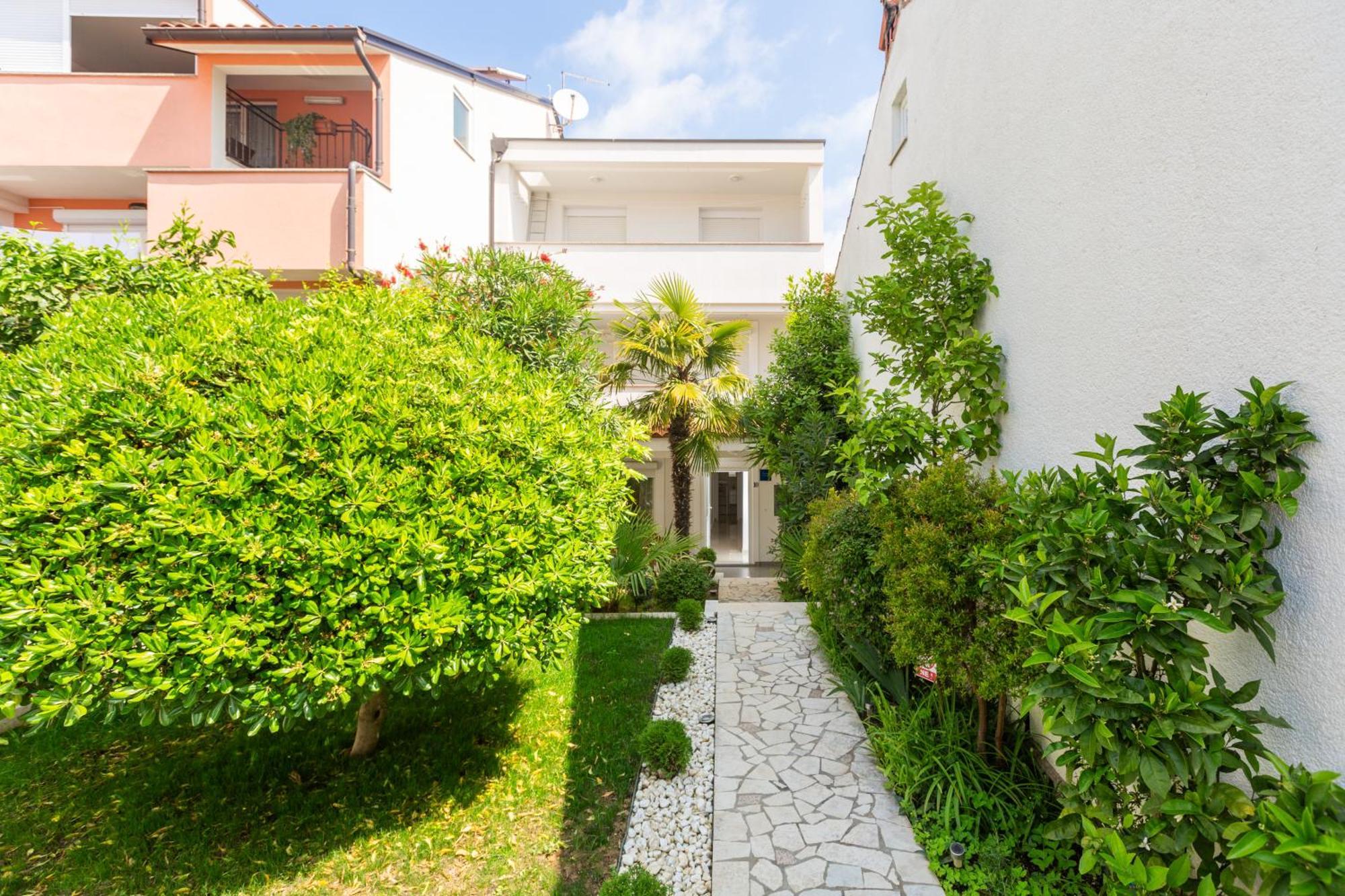 Modern Apartment Zen With Private Garden Porec Esterno foto